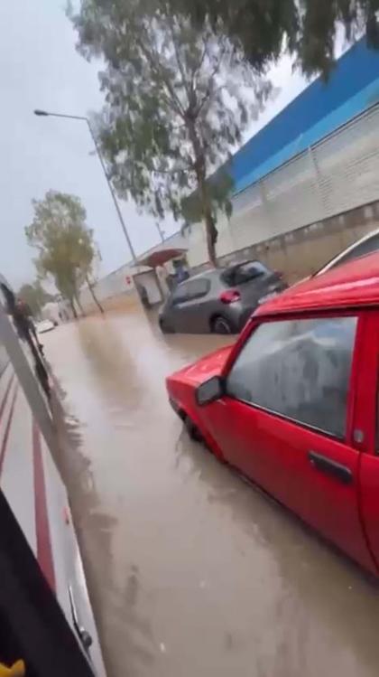 İzmirde sağanak etkili oldu