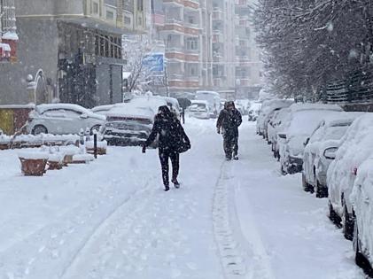 Batman’da 3ü hariç tüm köy yolları kardan kapandı, uçuşlar iptal