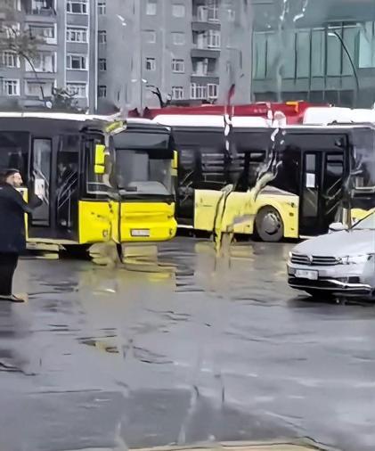 Kağıthanede otobüs durağında havaya ateş açtı; arkadaşına cep telefonuyla kaydettirdi