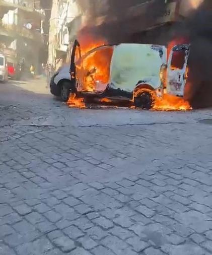 Beyoğlunda hafif ticari araç alev alev yandı