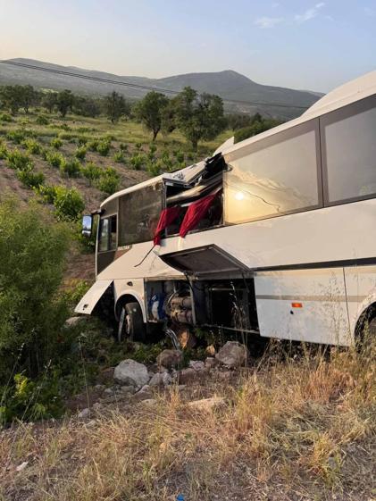Yolcu otobüsü ile tur midibüsü çarpıştı: 28 yaralı