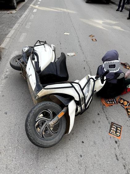 Motosiklet yayaya çarptı; 2 yaralı