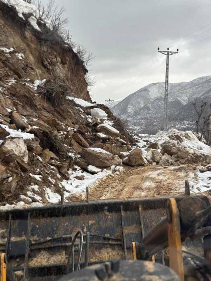 Bitlis’te heyelan nedeniyle 4 köy yolu ulaşıma kapandı