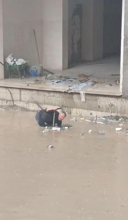 Mardinde sağanak nedeniyle cadde ve sokaklar göle döndü