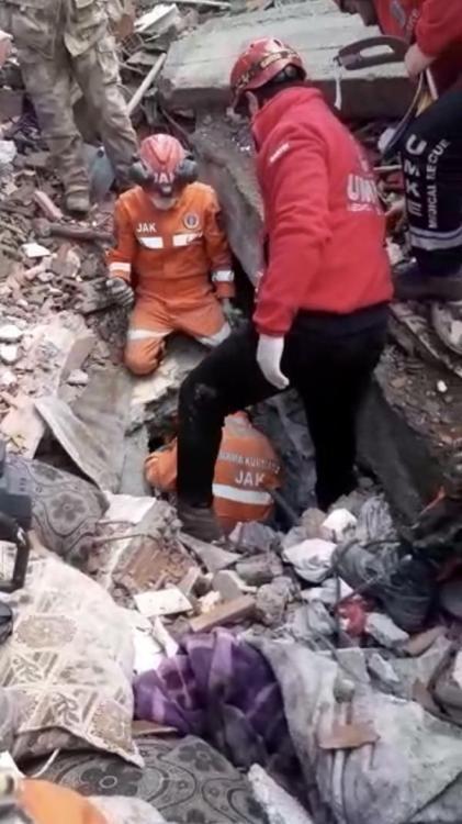 UMKE görevlisi, arama çalışmalarında yaralanan köpeğe dikiş atıp, sağlığına kavuşturdu