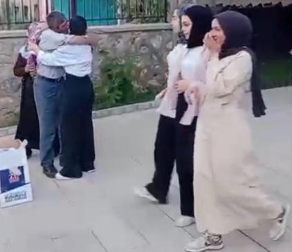 Sınav çıkışı babasının çiçekle karşıladığı Çimen: Gelen puanla babamın o anı şimdi gururla taçlandı