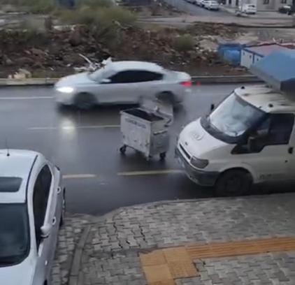 Rüzgarın şiddetiyle sürüklenen çöp konteyneri trafikte tehlike yarattı