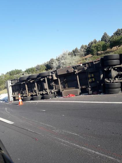 Büyükçekmecede yün yüklü TIR devrildi