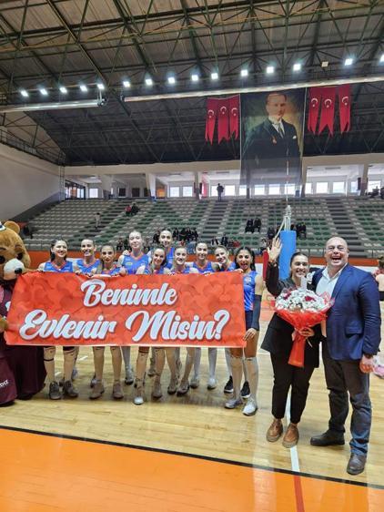 Voleybol maçında sürpriz evlilik teklifi