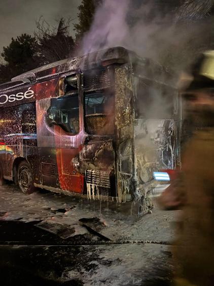 Beşiktaşta metrobüsün motor kısmı alev alev yandı; 60 yolcu tahliye edildi