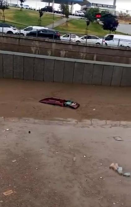 Ankarada sağanak sele neden oldu; araçlar sürüklendi