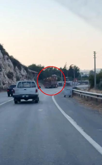 Trafikte şoförünün kontrolsüz ilerlediği tomruk yüklü TIR, refüje devrildi