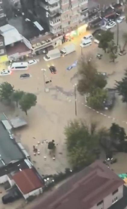 Sarıyer’de sel sularının istinat duvarlarını yıkıp siteye dolduğu anlar kamerada