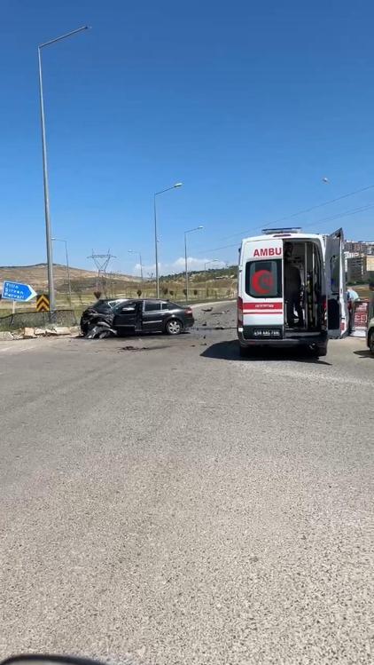 Otomobiller kafa kafaya çarpıştı: 1i ağır 4 yaralı