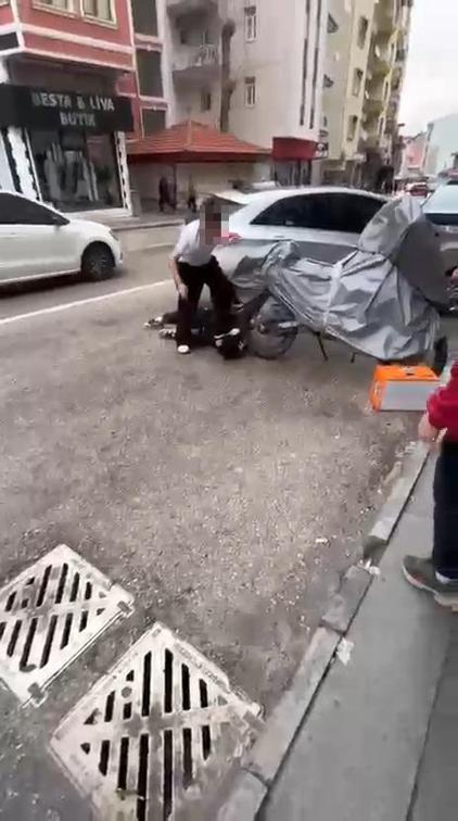 Kız öğrenci, tartıştığı akranını yere yatırıp ayağıyla yüzüne bastı