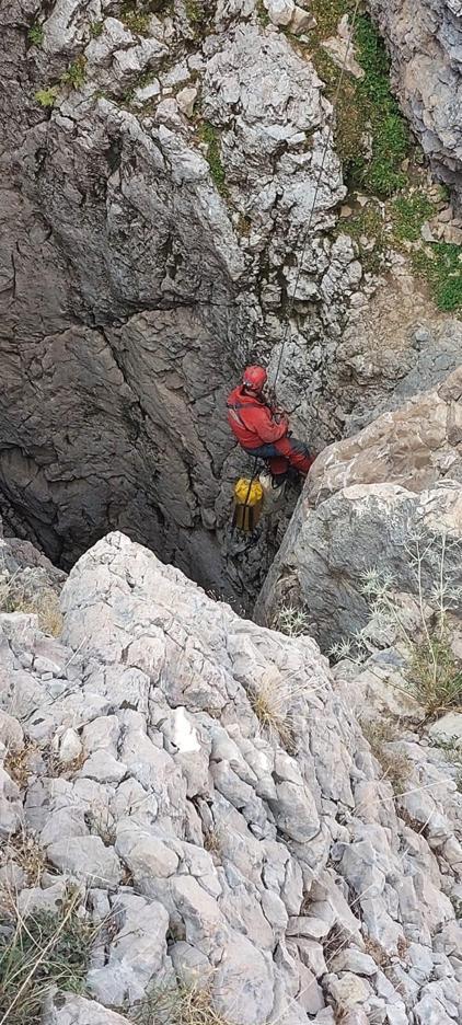 Mağarada rahatsızlanan ABDli araştırmacıya 1040 metre derinlikte müdahale