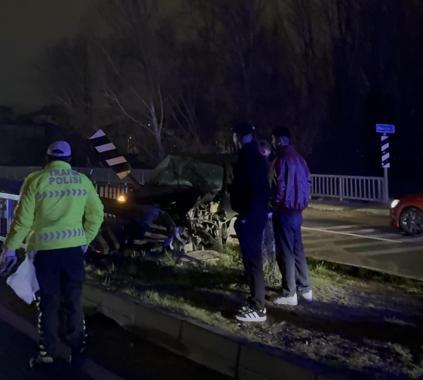 Cip, köprü korkuluklarına çarptı; 2 yaralı