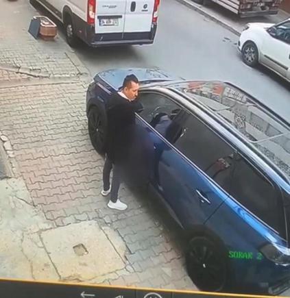Gaziosmanpaşada otomobilin üzerine idrarını yaptı; sahibine saldırdı