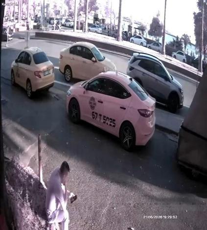 Otomobilin yayaya çarptığı kaza kamerada