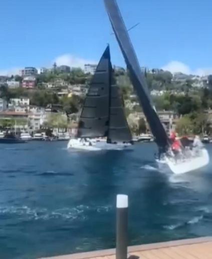 İstanbul Boğazında deprem anları kamerada; yönü değişen yelkenli yan yattı