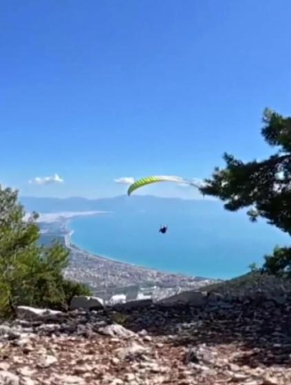 Finikede keşfedilen doğal rampada ilk yamaç paraşütü uçuşu
