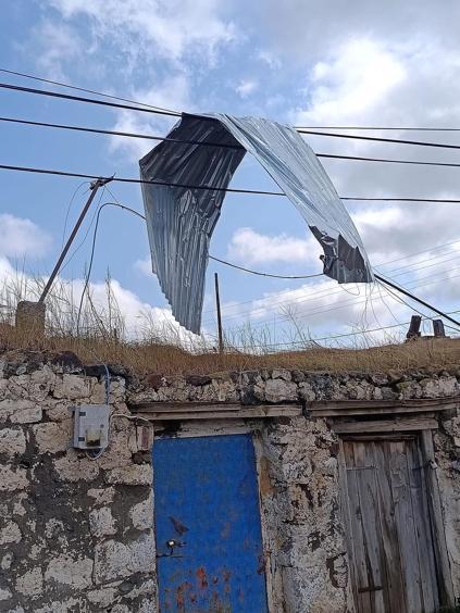 Çıldır’daki fırtınada 28 yapı hasar gördü