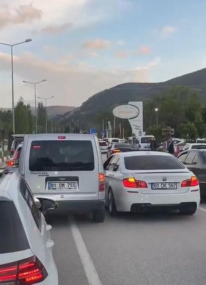 Düğün konvoyunda tehlikeli inatlaşma