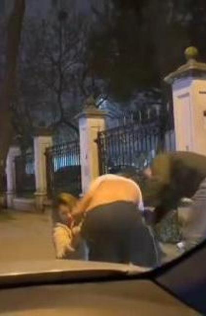 Zeytinburnunda sevgilisini sokak ortasında darbetti