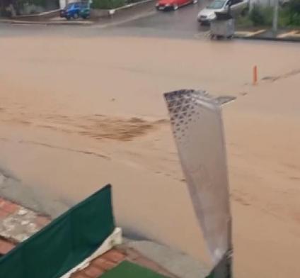 Ankarada sağanak; yollar göle döndü, su baskınları yaşandı