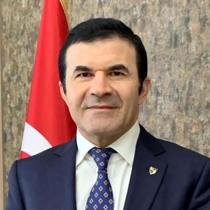 Rahatsızlanan vali yardımcısı sıraya girdi, acil servisteki gözlemini sanal medyadan paylaştı