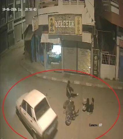 Elektrikli bisiklete çarpan otomobil sürücüsünün kaçtığı kaza kamerada: 2 yaralı