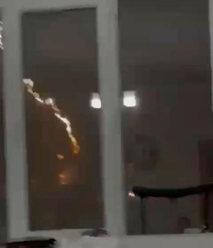 Diyarbakır’da 4 katlı binaya yıldırım düştü; o anlar kamerada