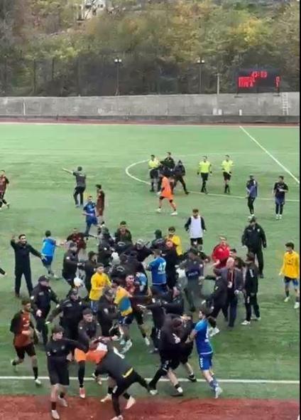 Artvin’de amatör maçta çıkan kavga kamerada