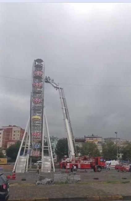 Trabzonda lunaparkta dönme dolapta mahsur kalan 20 kişi kurtarıldı