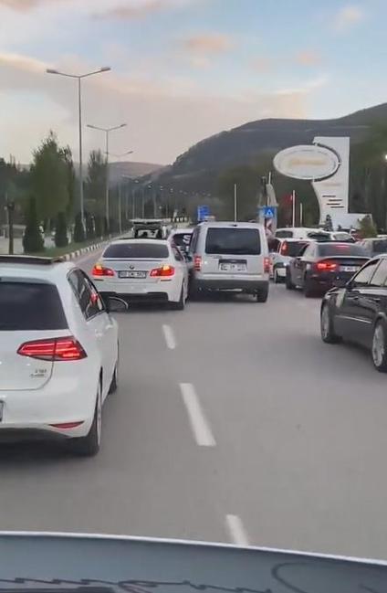 Düğün konvoyunda tehlikeli inatlaşma