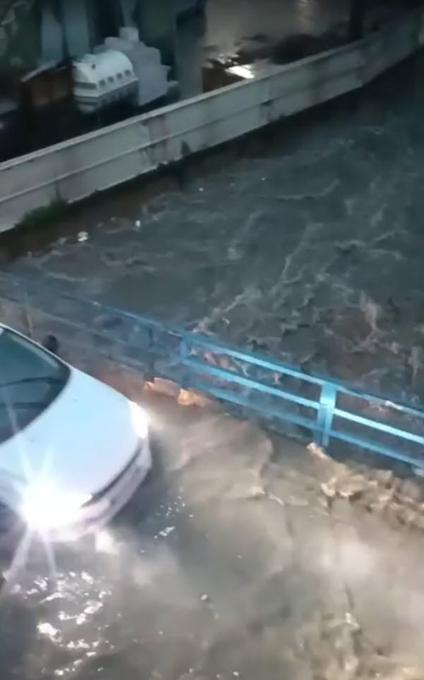 İzmirde sağanak etkili oldu