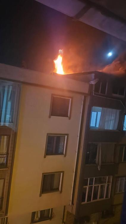 Küçükçekmecede 5 katlı binanın çatısında yangın: 1 kişi duman etkilendi