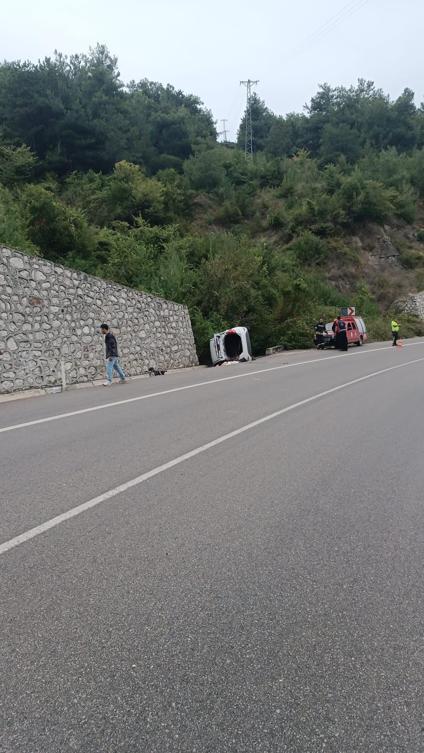 Otomobil istinat duvarına çarptı; müzik öğretmeni Cansu öldü, kayınpederi ve bebeği yaralı