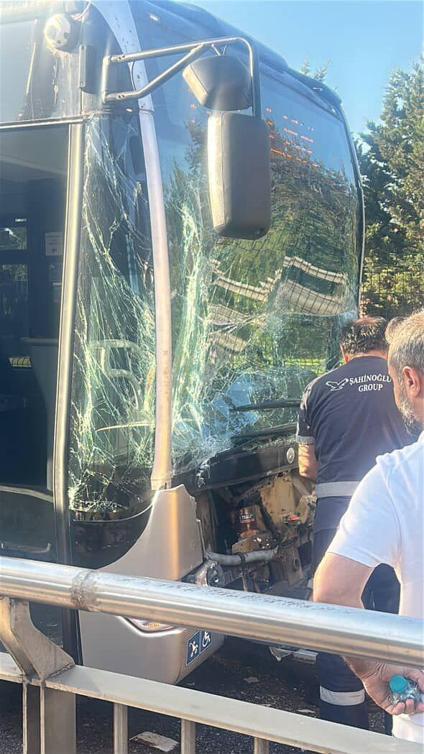 Kadıköyde 2 metrobüs çarpıştı: 2 yaralı