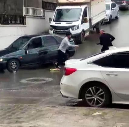 Kendisine silah doğrultan kayınpederine müdahale etti; o anlar kamerada