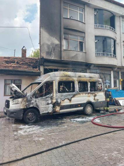Minibüste çıkan yangında 2 bina zarar gördü