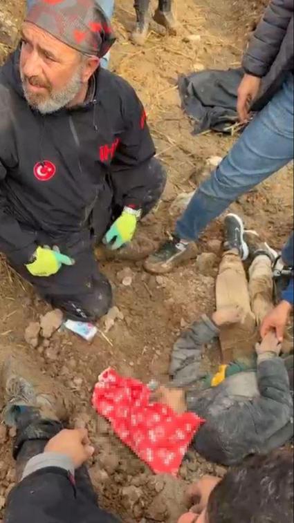 Kayıp olarak aranan çocuk, başından yaralı ve vücudunun bir kısmı toprağa gömülü bulundu