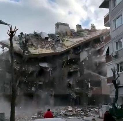 Avcılar’da 5 katlı bina yıkım sırasında çöktü