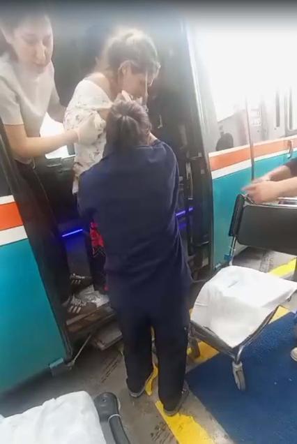 İzmirde şehir içi dolmuşta doğum yaptı; anne ve kız bebeğin durumu iyi