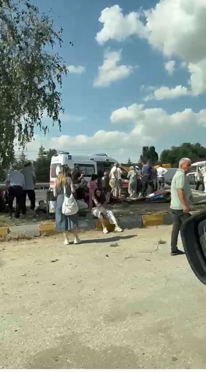 Ankarada midibüs ile kamyon çarpıştı; 1 ölü, 16 yaralı
