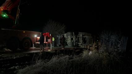 Bursada demir profil yüklü TIR devrildi: 1 yaralı