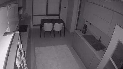 Bursada yeni bir binadaki dairenin tavanı çöktü; o anlar kamerada