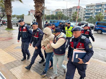 İzmirde sele kapılan ve 2 kişinin öldüğü otomobilin sürücüsü adliyede