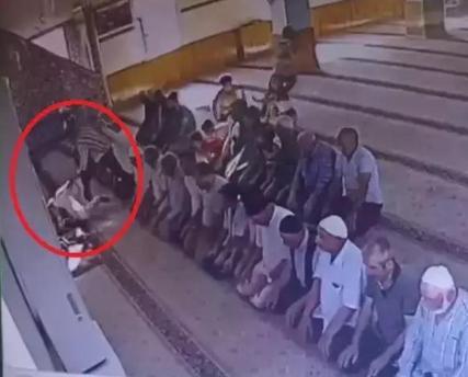 Camide komşusunu bıçaklayıp öldüren sanığa 16 yıl hapis