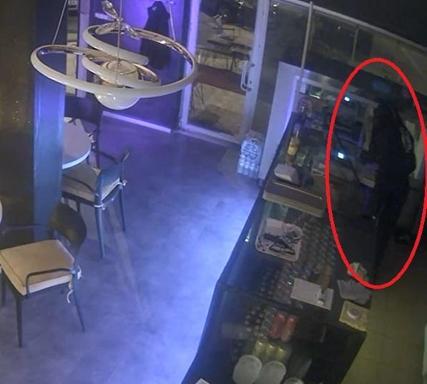 15 yaşındaki çocuk, hırsızlık yaptığı kafede yakalandı; o anlar kamerada